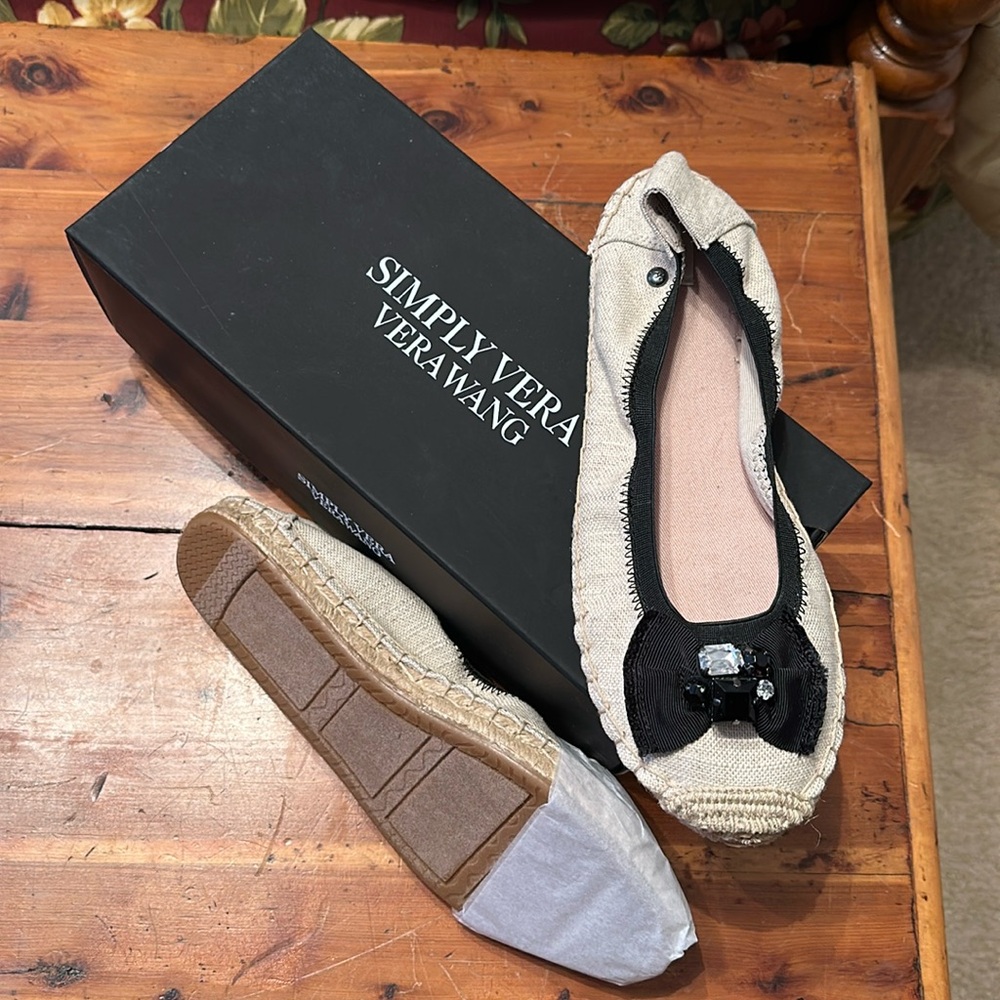 Vera Wang flats size 8.5 brand new with box
Color is natural and black